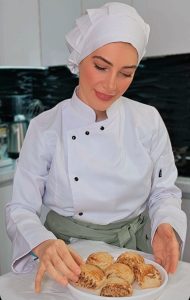آرمینه قازاریان در حال پخت شیرینی‌های وگن